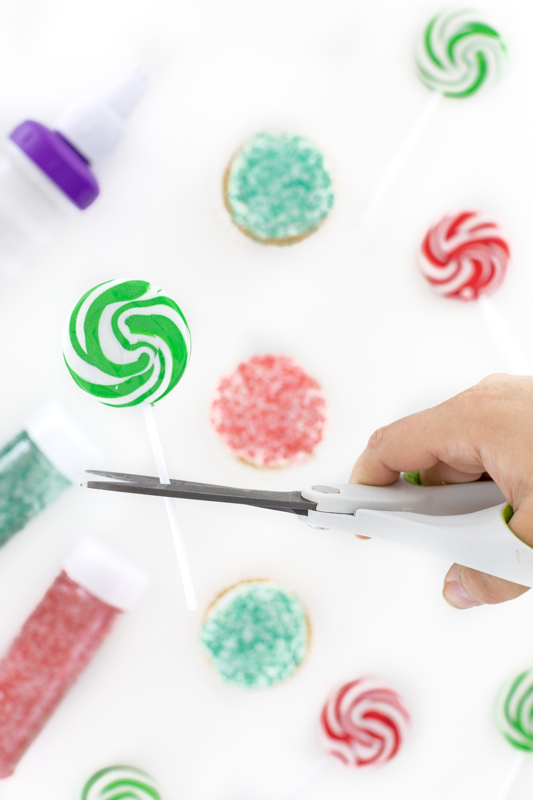 Trim lollipop sticks to insert them into the cupcakes