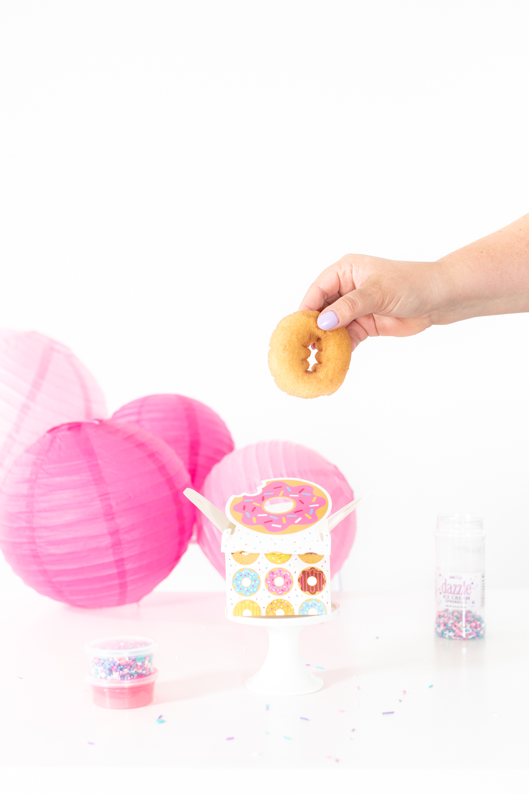 adding donut to a donut favor box