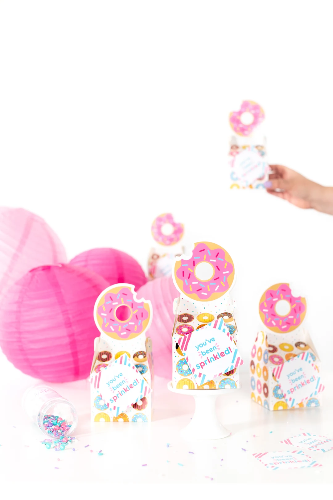 donut gift ideas for donut lovers. cute little tiny donut favor boxes for gifting donuts