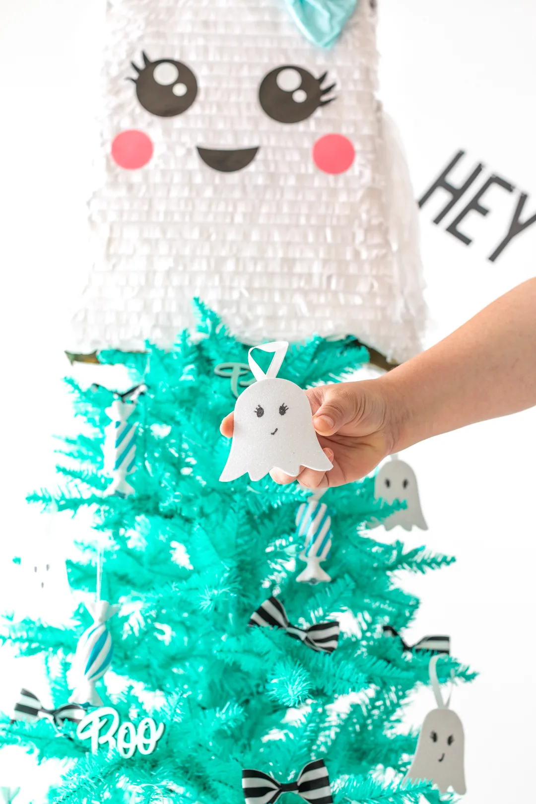 adorable DIY ghost ornament for decorating a halloween tree