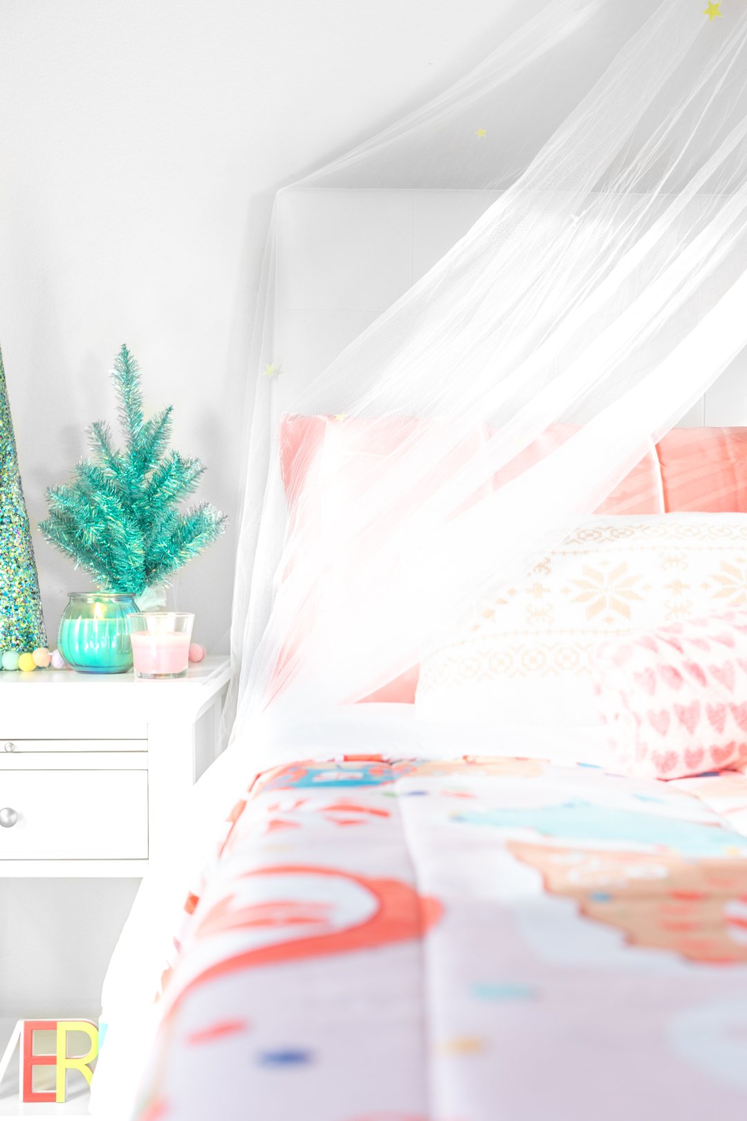 cute simple ways to do a christmas bedroom makeover
