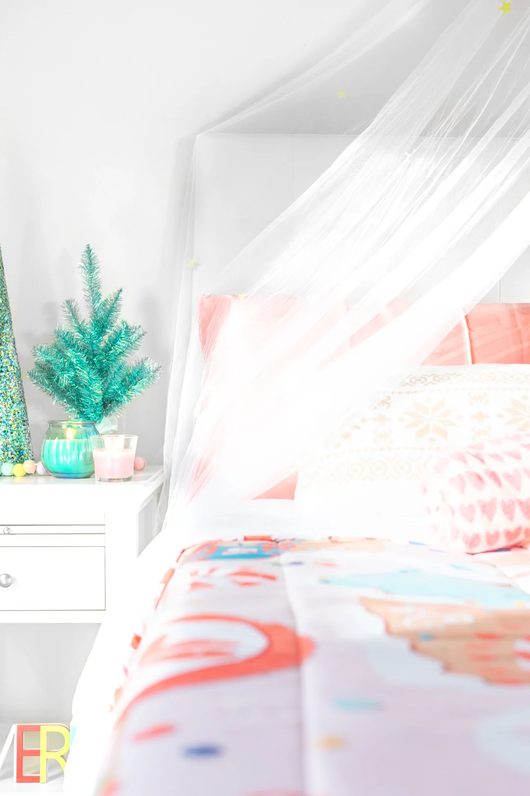 cute simple ways to do a christmas bedroom makeover