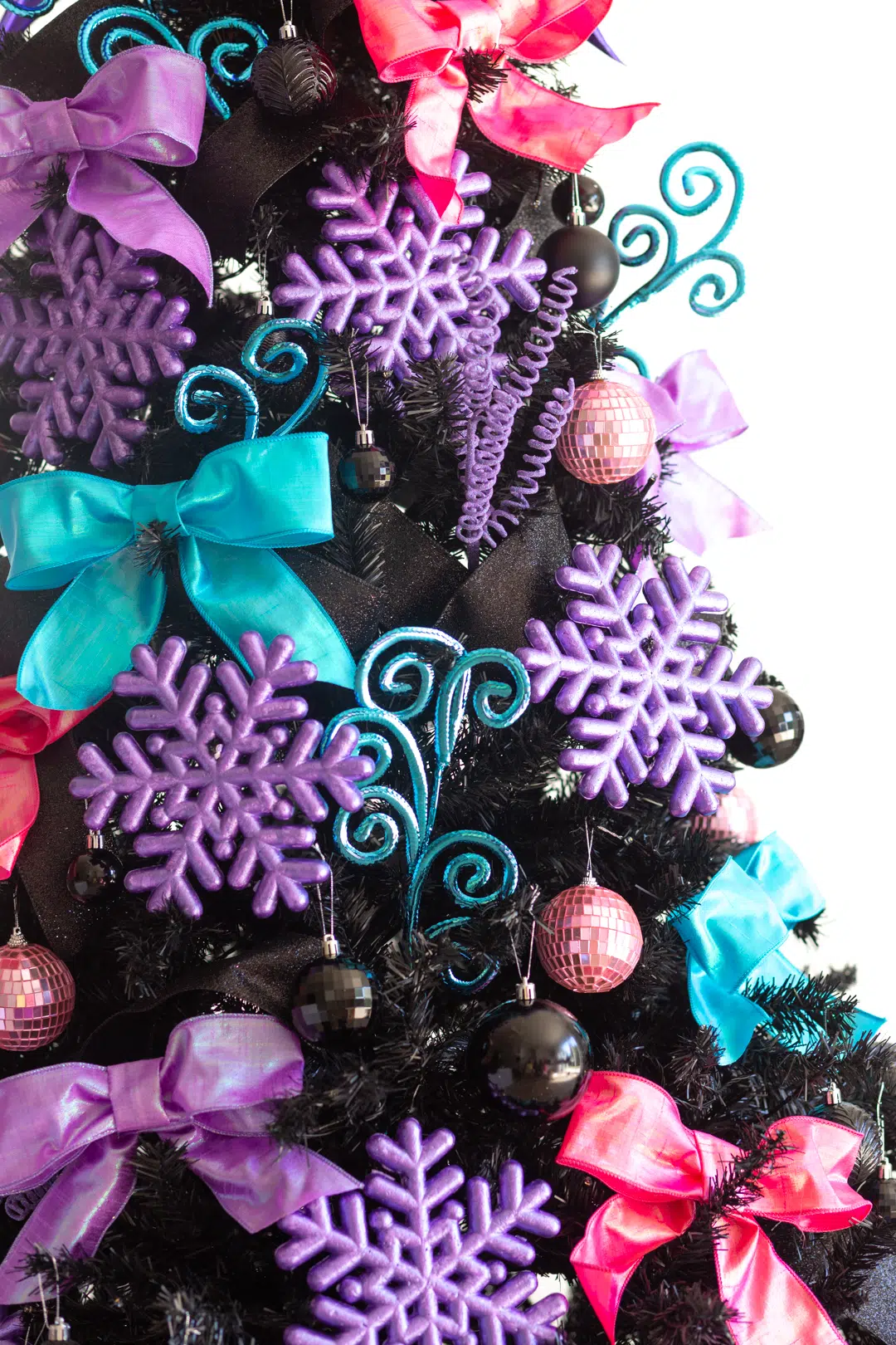 How To Decorate a Black Christmas Tree | Cutefetti