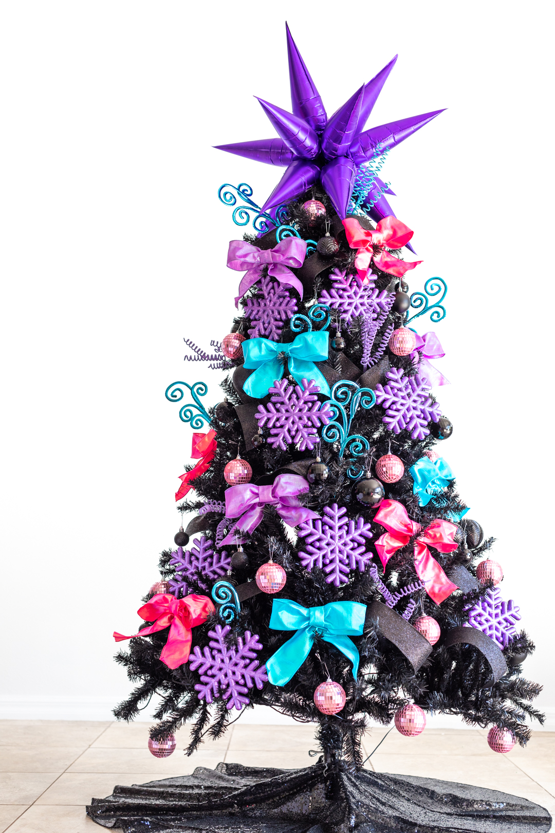 How To Decorate a Black Christmas Tree | Cutefetti