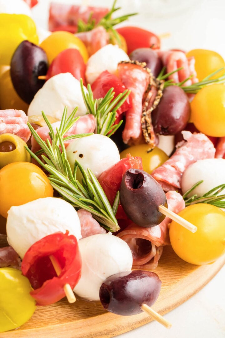 Transform Antipasto Skewers into a Christmas Wreath Cutefetti