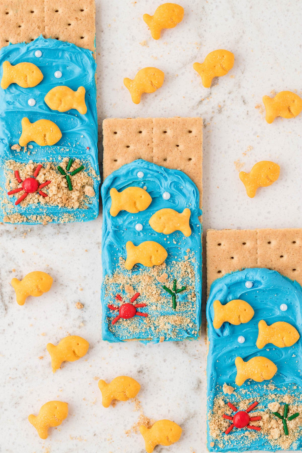 ocean graham crackers with goldfish crackers surrounding them