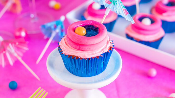 How To Make The Cutest Pool Cupcakes