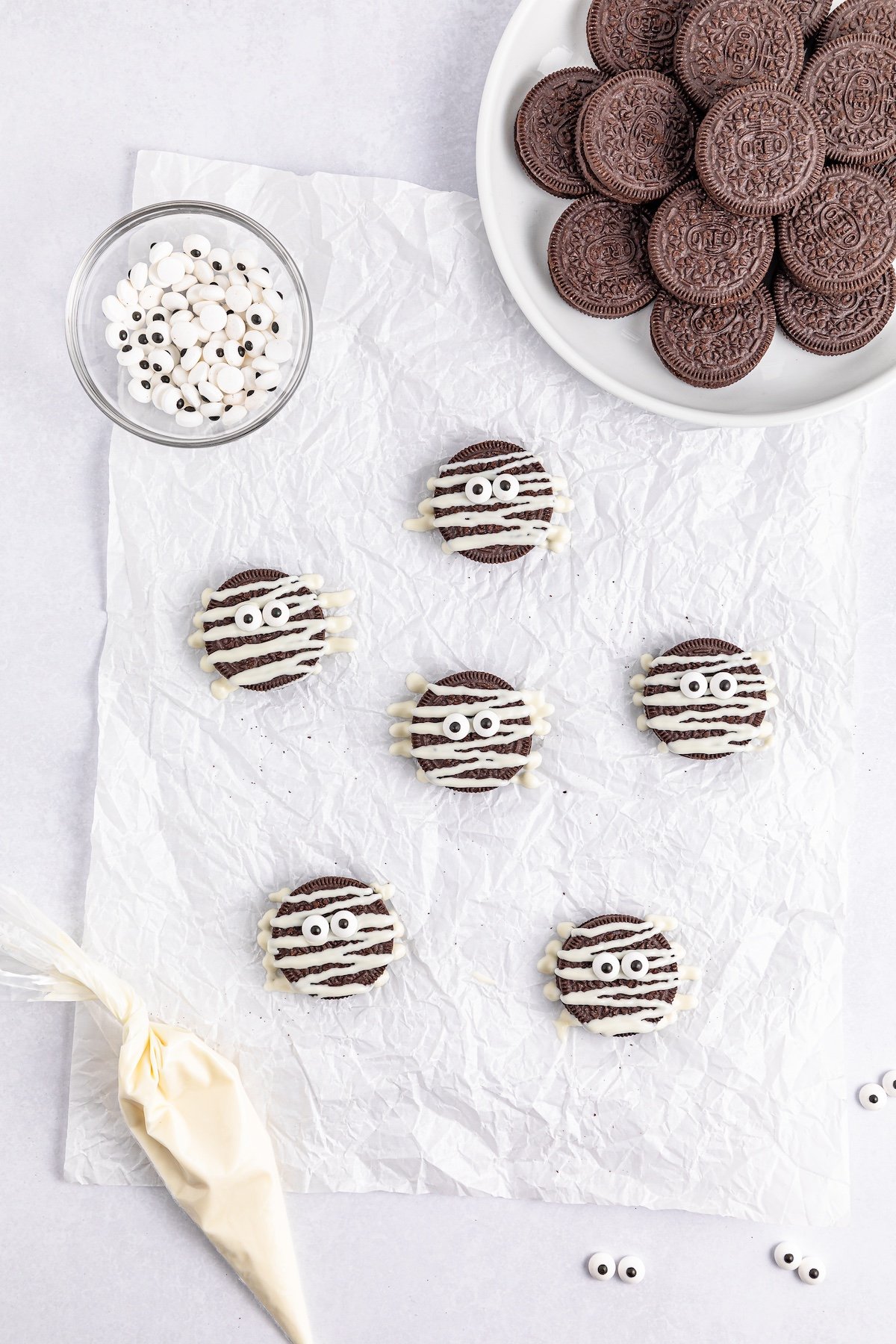 oreos with white chocolate strands over it