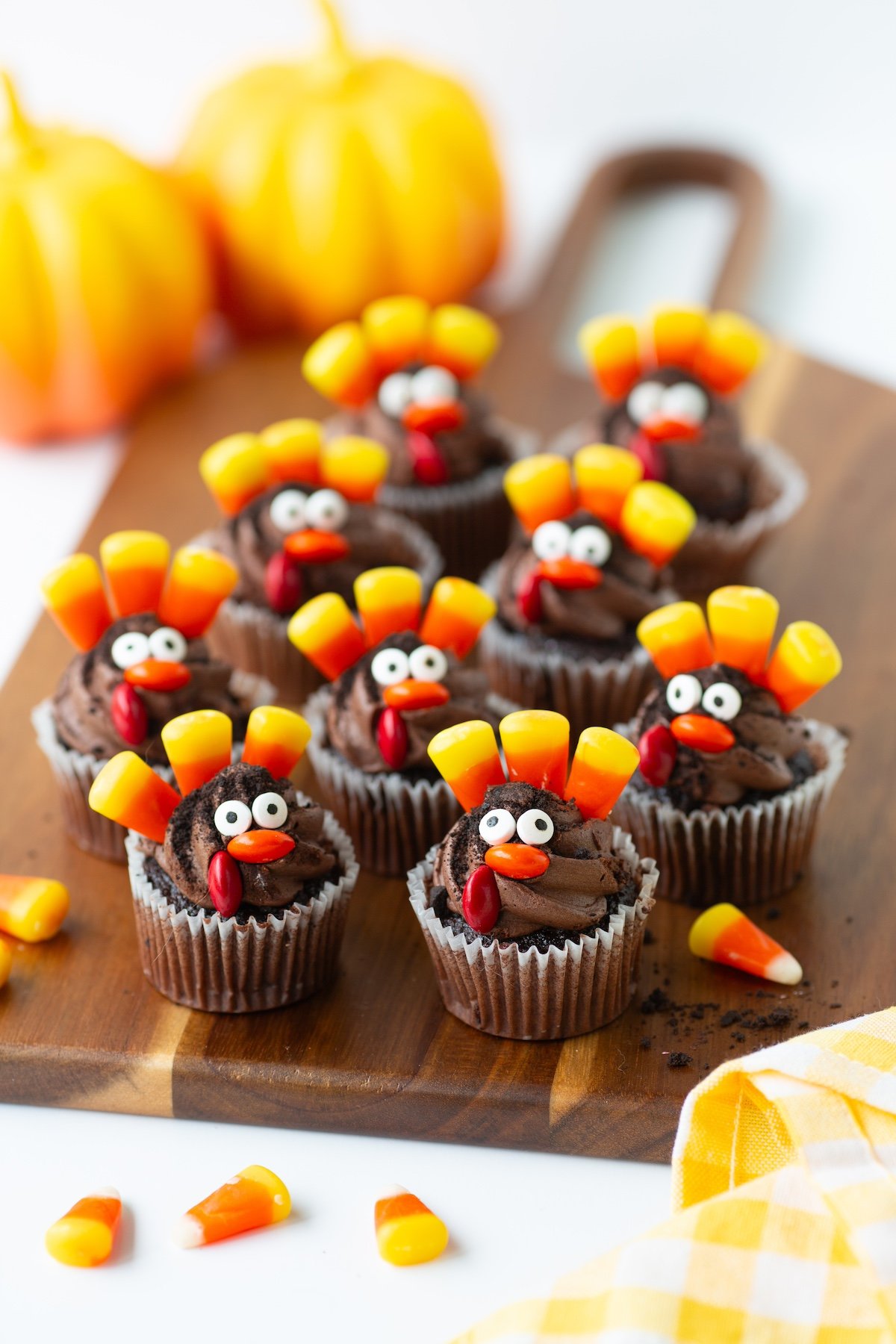 Cute mini turkey cupcakes made with candies. 