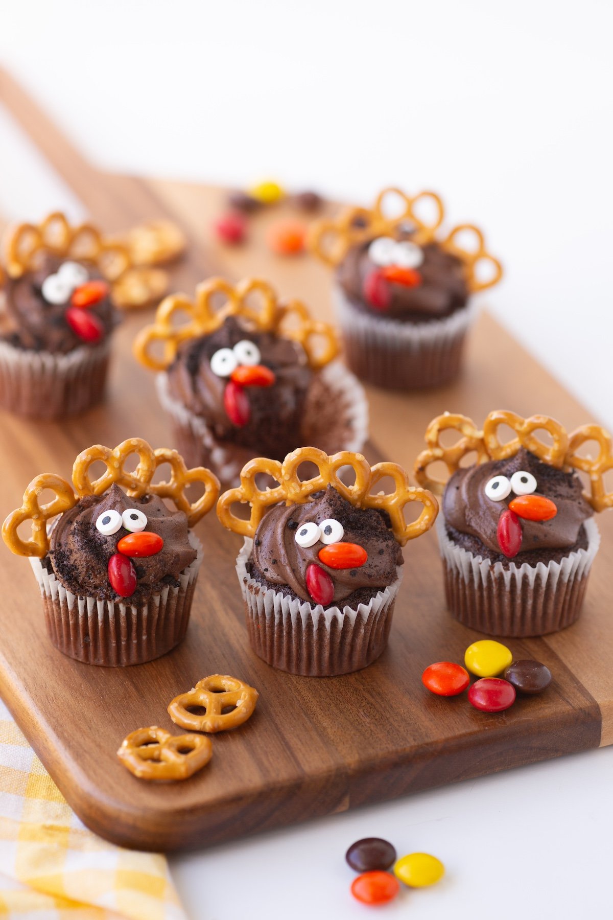 cutest mini thanksgiving cupcakes with mini pretzel antlers